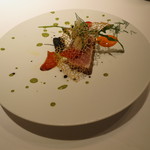 エクアトゥール - 前菜：炙りトロのマジョラムと白胡麻のマリネ、スミイカのコンフィとトマト・フォンデュ セルバチコとウイキョウ2