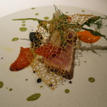 エクアトゥール - 前菜：炙りトロのマジョラムと白胡麻のマリネ、スミイカのコンフィとトマト・フォンデュ セルバチコとウイキョウ1