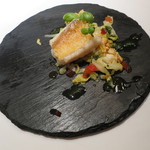 エクアトゥール - 魚：京甘鯛のうろこ焼き、春キャベツとチョリソー、バジル・ヴィネグレットと仔牛のジュ