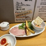 麺家 獅子丸 - 特製盛り＋600円の内容。右が日替わり