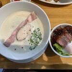 麺家 獅子丸 - 丼の大きさ比較。ミニ丼とはいえ底も深くしっかり食べ応えあり