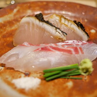日本料理 研野 - お造りの鯛とサワラの漬け。この価格帯でだされるとは思えないほど美味。