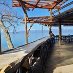 シャーレ水ヶ浜 - 琵琶湖向きのテラス席が20席ほどあり。