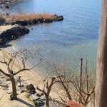 シャーレ水ヶ浜 - 東側には浜があり、たくさんのカモが賑やか