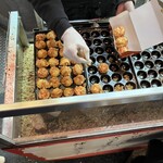 たこ焼十八番 道頓堀店 - マシンのような手の動き