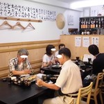 Ikuyoshi - 女将さんと動く動く若いスタッフさんと3人体制 テーブルは単品頼んで飲みの方 