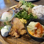 グロワーズ カフェ - チキンの下に隠れてるさつまいもとシナモンのたまごサラダ(?)がとても美味しかった！