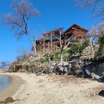 シャーレ水ヶ浜 - 浜辺から見上げる店舗