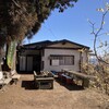 羽黒山荘 田楽茶屋 - 蝋梅林、見晴らし休憩席すぐ横。建物右に広く長いベランダがあり、その下が絶壁になっており、展望が良いのです。