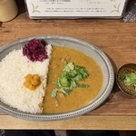 よすが舎 - 月替りバターチキンカレー、週替りヒマラヤ山椒のキーマカレー
