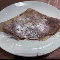 ルバーブ 大名古屋ビルヂング店 - 生地感は薄く縁がパリパリの食感のマロンペーストサンドされた薄焼きクレープ。幾重にも折りたたんで一気に口の中に入れるのが至福の食べ方(笑)
