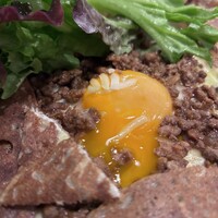 ルバーブ 大名古屋ビルヂング店 - とろ〜り黄身をボロネーゼに絡めて、時折グリーンを挟む贅沢な味わい。