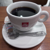 ルバーブ 大名古屋ビルヂング店 - これぞ王道な味わいのホットコーヒー。万人に好まれるタイプだ。
