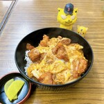 まんぷく食堂 - からあげ丼　800円(税込)  ※漬物付き