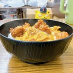 まんぷく食堂 - からあげ丼　800円(税込)  ※めちゃくちゃ、売れてるんだけど……その理由は、食べてもよく分からなかった