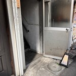 いしまる - こちらから階段を上がります。