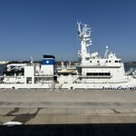 立喰い鮨 優勝 - 近くの金沢港で客船と海を見ながらいろはすを飲んだ。