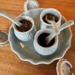 285725071 - 左から　スイートチリソース、ナンプラー、炒りごま