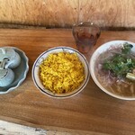 285725056 - 左から　卓上調味料、ジャスミンライス、"生"米麺大山鶏フォー