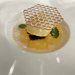 ガストロノミアヘリテージヨコハマ - 宮崎県産蜂蜜のジェラート　りんごのコンポート　ハチミツのチュイル添え