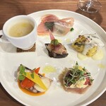 ガストロノミアヘリテージヨコハマ - ▪️前菜盛り合わせ
      ・14ヶ月熟成生ハムと菜の花
      ・フリッタータ、ペコリーノチーズ
      ・氷見のブリ、西洋わさびのマヨネーズ
      ・蛸のモザイク仕立て、パプリカソース
      ・蒸した茄子と鶏の白レバー
      ・カブのスープ