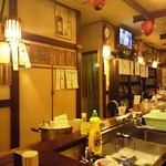 宝泉 - 写真を加工しなくてもセピア色の店内