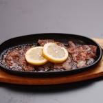 タイコバン - 【佐世保名物レモンステーキ】

薄切り牛肉の旨みと特製ソース、レモンの爽やかな風味が絶妙な一品。
佐世保のご当地グルメをぜひご堪能ください。