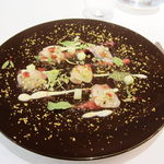 レ セゾン - 塩でマリネしたシマアジ　ルバーブとラズベリーのエクラゼ 野菜のクロカン