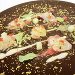 レ セゾン - 塩でマリネしたシマアジ　ルバーブとラズベリーのエクラゼ 野菜のクロカン