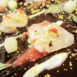 レ セゾン - 塩でマリネしたシマアジ　ルバーブとラズベリーのエクラゼ 野菜のクロカン