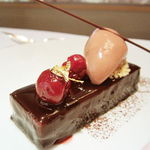 レ セゾン - ショコラとグリヨットのコンポジション クリスティヤントとフォンダント