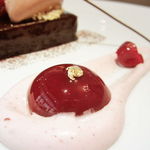 レ セゾン - ショコラとグリヨットのコンポジション クリスティヤントとフォンダント