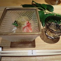 日本料理 幸庵 - 先付：毛蟹と青ズイキの生姜酢ジュレ掛け、梅酒