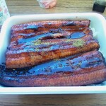 鰻の成瀬 大分府内店 - 付属の山椒、タレをかけていよいよ実食です