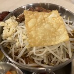 恵比寿ブタメン - パパドではなく揚げたワンタンの皮。
ニンニクは希望の人のみ入れられます。
ただ生ニンニクはミールスには強すぎるからフェチはなしの方が楽しめるかな。
フェチ以外の方は有りでもイイかもね。