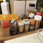 恵比寿ブタメン - 味変コーナーにはスパイスがズララッ！