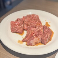 焼肉あきら 本郷本店 - 手前→はらみタレ 1980円 奥→ロース タレ 1400円