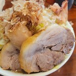 自家製麺 まる太 - 当然スープは豚&煮干し出汁(鰹節が油断すると飛んでいきます)