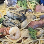 pasta家 - 海老とブロッコリーのアーリオオーリオ¥1,450＋ベーコン¥500＋あさり¥500＋牡蠣(3ケ)¥700