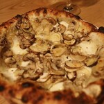 Santo Bevitore - ピッツァ 六甲マッシュルームと水牛モッツァレラ