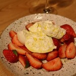 Santo Bevitore - イチゴとブラッティーナチーズ