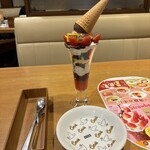 ココス - いちごのトリプルアイスパフェ1,188円