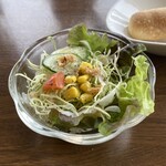 Trattoria & Pizza Banzo - ドレッシングは酸味が強いので塩とオリーブオイル足しました