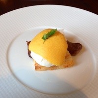 セント レジス ホテル 大阪 - Breakfast buffet①・サーロインステーキとポーチドエッグ、マスタード風味のオランデーズソース