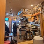 お好み焼 オモニ - 店内　　写真やサインがたくさん有ります。