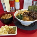 家系ラーメン 王道家直伝 との丸家 - 