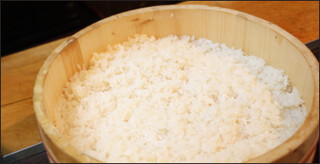 sushishumbinishikawa - 当店独自のブレンドと甘さ控えめで米の旨味を主張させるシャリ酢で合わせたすし飯です。ほんのり色掛かった米は黒酢を使用しております。