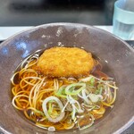 ゆで太郎 - かけそばにコロッケとネギを載せて