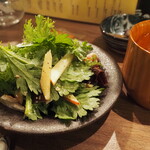 炭火焼き離島酒場ウタとルリ - 春菊＆リンゴがシャキシャキ