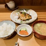 しんのすけ - ぶり炭焼き(タレ)、白めし(みそ汁・ぬかづけ付)